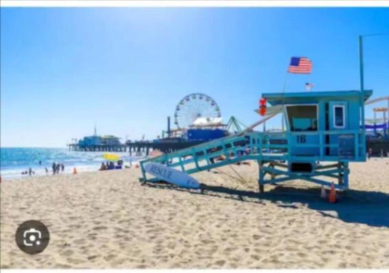 Walk To Santa Monica Pier Boardwalk Venice *